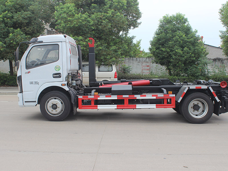 東風(fēng)D7多利卡鉤臂車(chē)SCS5120ZXXEQ6車(chē)廂可卸式垃圾車(chē)