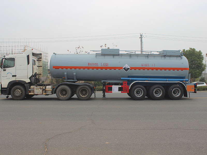 29立方半掛SCS9406GFW腐蝕性物品罐式運(yùn)輸半掛車