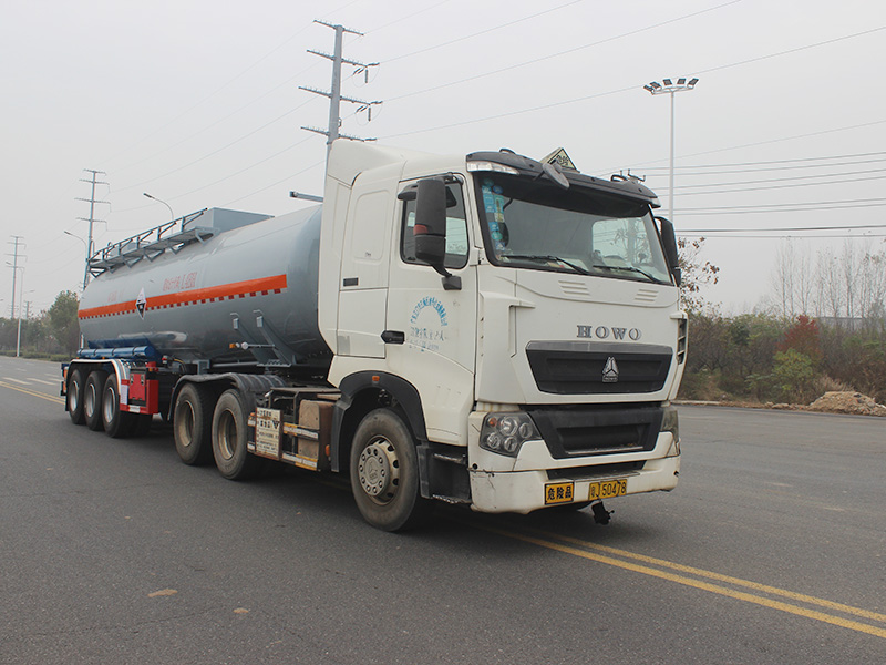 29立方半掛SCS9406GFW腐蝕性物品罐式運(yùn)輸半掛車
