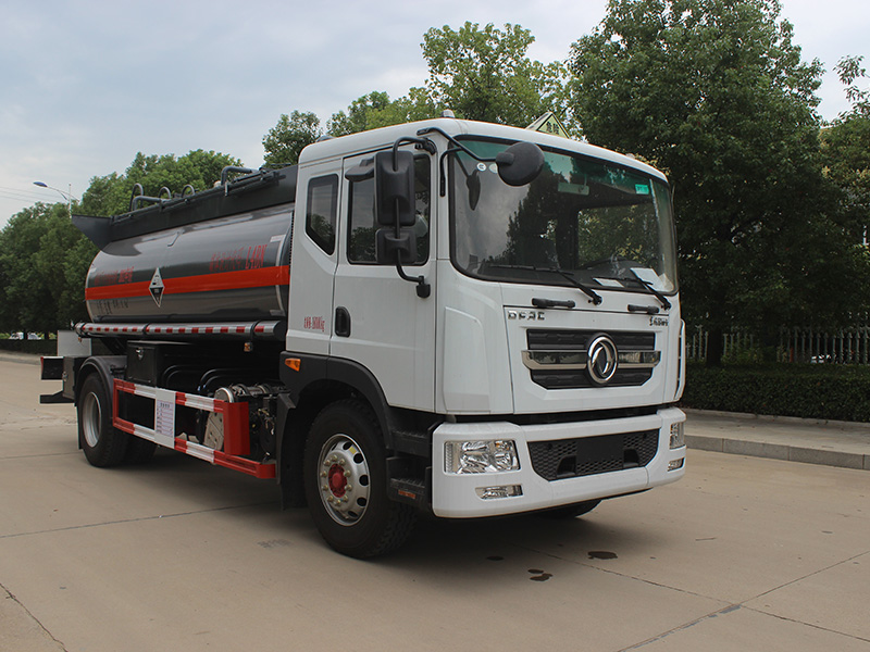 東風(fēng)D9多利卡9.4立方SCS5180GFWEQ6腐蝕性物品罐式運(yùn)輸車(chē)