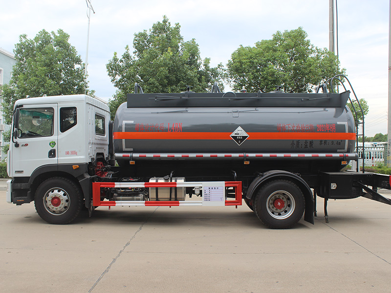 東風(fēng)D9多利卡9.4立方SCS5180GFWEQ6腐蝕性物品罐式運(yùn)輸車(chē)