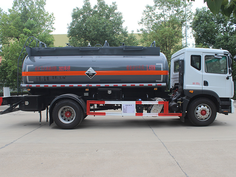 東風(fēng)D9多利卡9.4立方SCS5180GFWEQ6腐蝕性物品罐式運(yùn)輸車(chē)