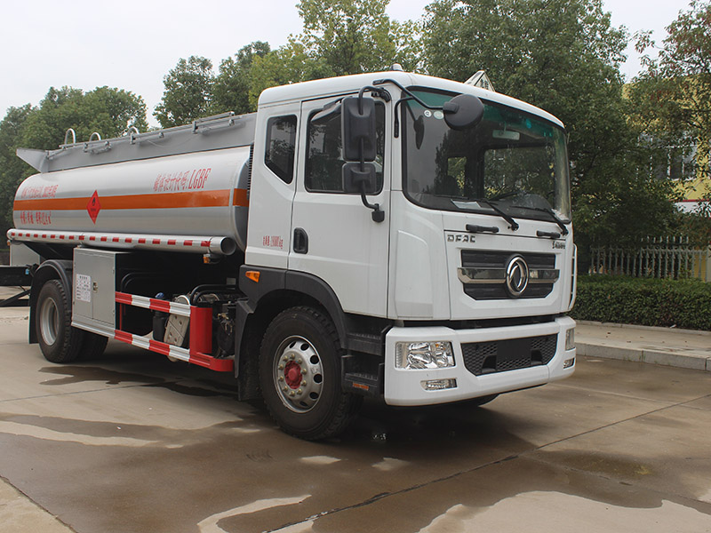 東風(fēng)D9多利卡12.4立方SCS5180GJYEQ6加油車