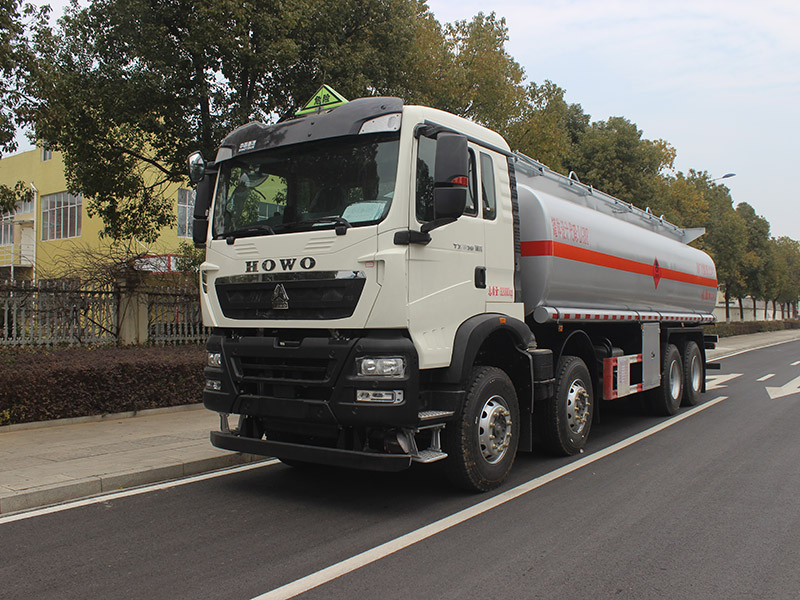 重汽豪沃23立方SCS5322GRYZZ6易燃液體罐式運(yùn)輸車