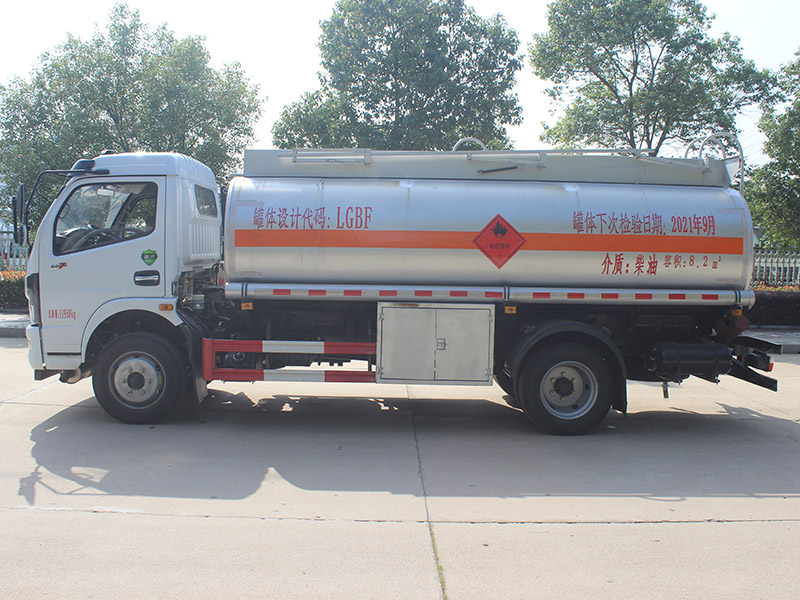 東風(fēng)多利卡8.2立方SCS5120GYYEQ6運油車