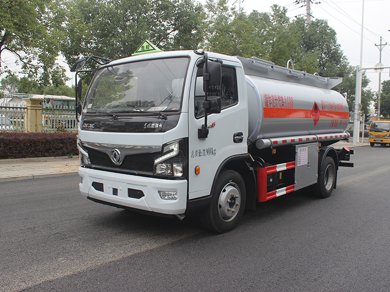 油罐車濕滑路面開車安全要則之一慢下來