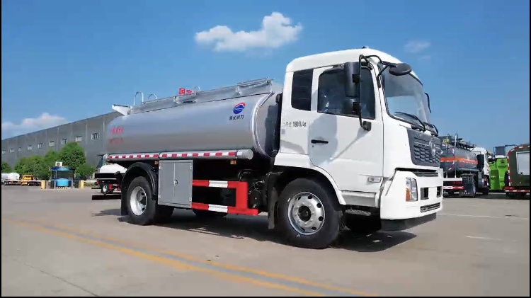 【潤(rùn)力車(chē)】東風(fēng)天錦普通液體運(yùn)輸車(chē)